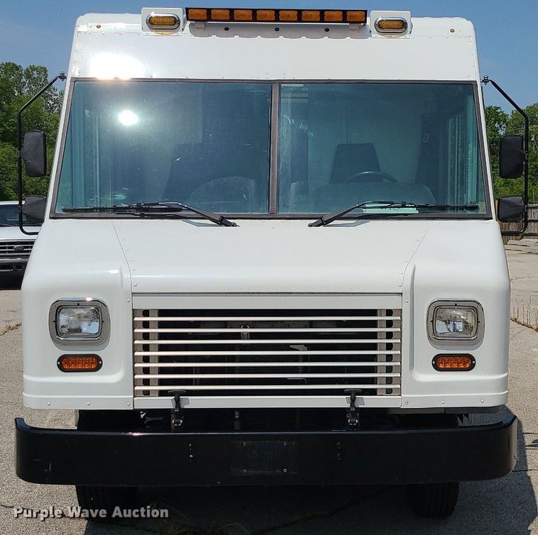 image for item LE9210 2016 Ford Econoline E450  delivery truck