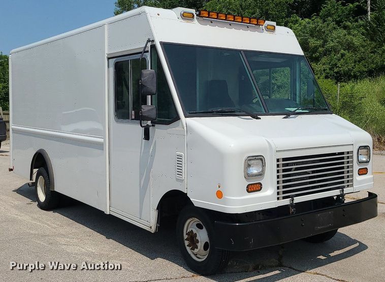 image for item LE9210 2016 Ford Econoline E450  delivery truck