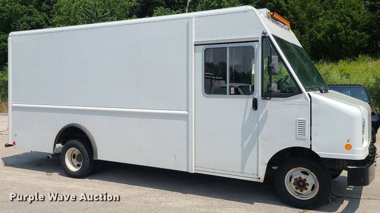 image for item LE9210 2016 Ford Econoline E450  delivery truck