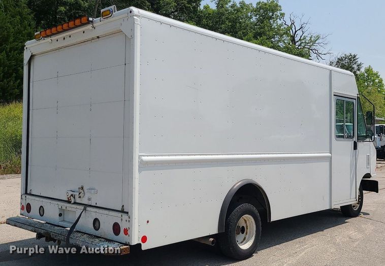 image for item LE9210 2016 Ford Econoline E450  delivery truck