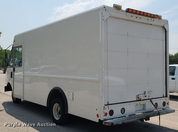 image for item LE9210 2016 Ford Econoline E450  delivery truck