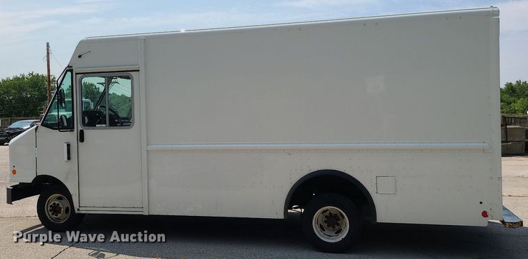 image for item LE9210 2016 Ford Econoline E450  delivery truck