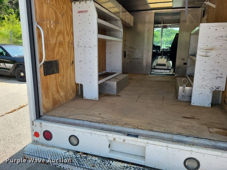 image for item LE9210 2016 Ford Econoline E450  delivery truck