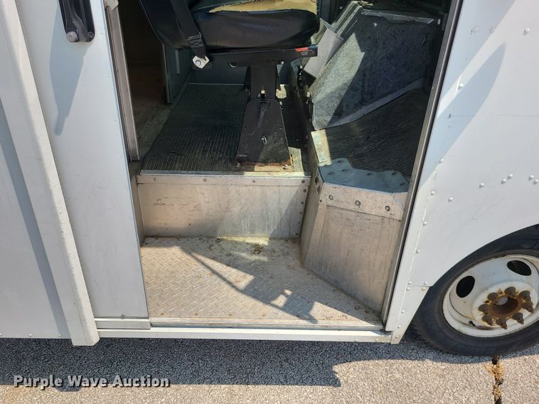 image for item LE9210 2016 Ford Econoline E450  delivery truck