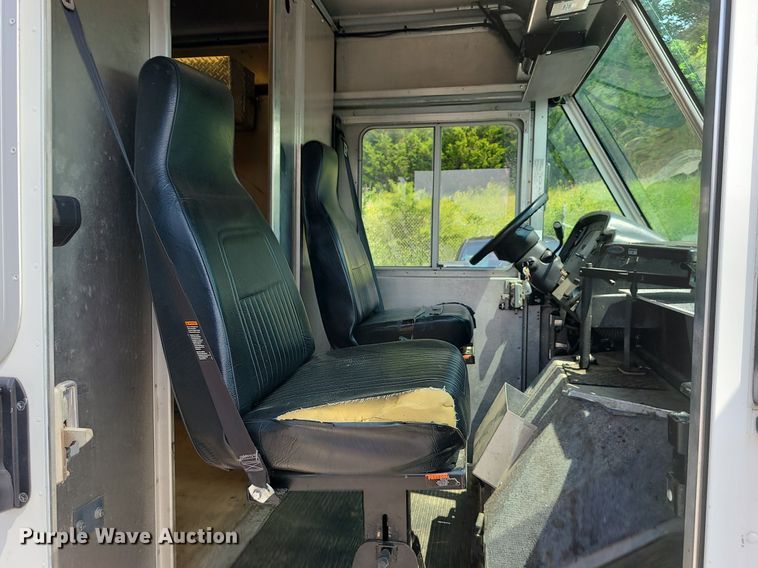 image for item LE9210 2016 Ford Econoline E450  delivery truck