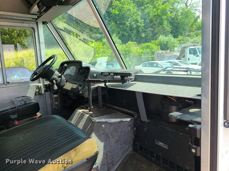 image for item LE9210 2016 Ford Econoline E450  delivery truck