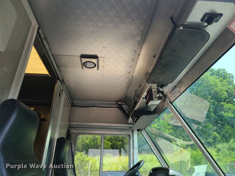 image for item LE9210 2016 Ford Econoline E450  delivery truck