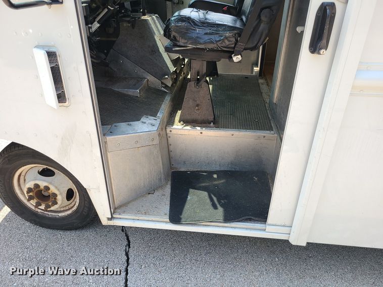 image for item LE9210 2016 Ford Econoline E450  delivery truck