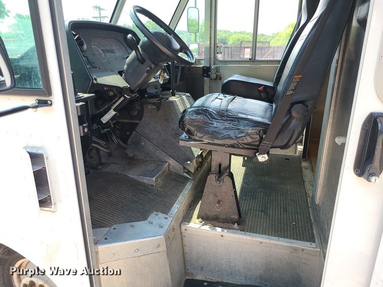 image for item LE9210 2016 Ford Econoline E450  delivery truck