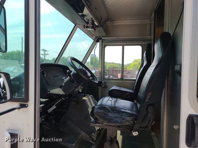 image for item LE9210 2016 Ford Econoline E450  delivery truck