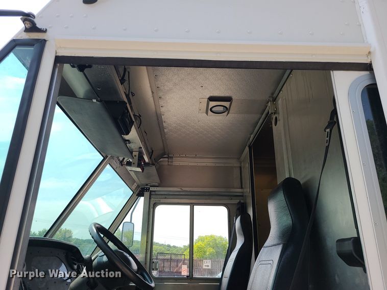 image for item LE9210 2016 Ford Econoline E450  delivery truck