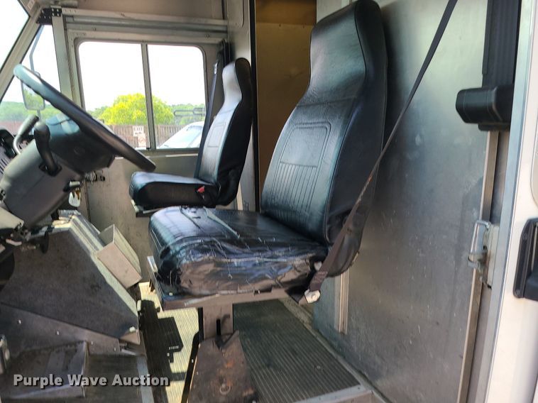 image for item LE9210 2016 Ford Econoline E450  delivery truck