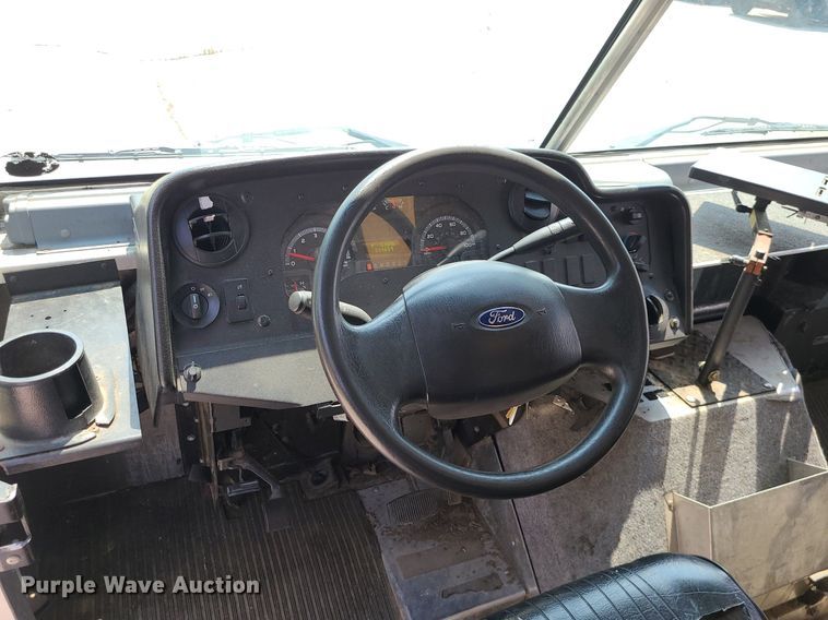 image for item LE9210 2016 Ford Econoline E450  delivery truck