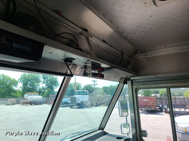 image for item LE9210 2016 Ford Econoline E450  delivery truck