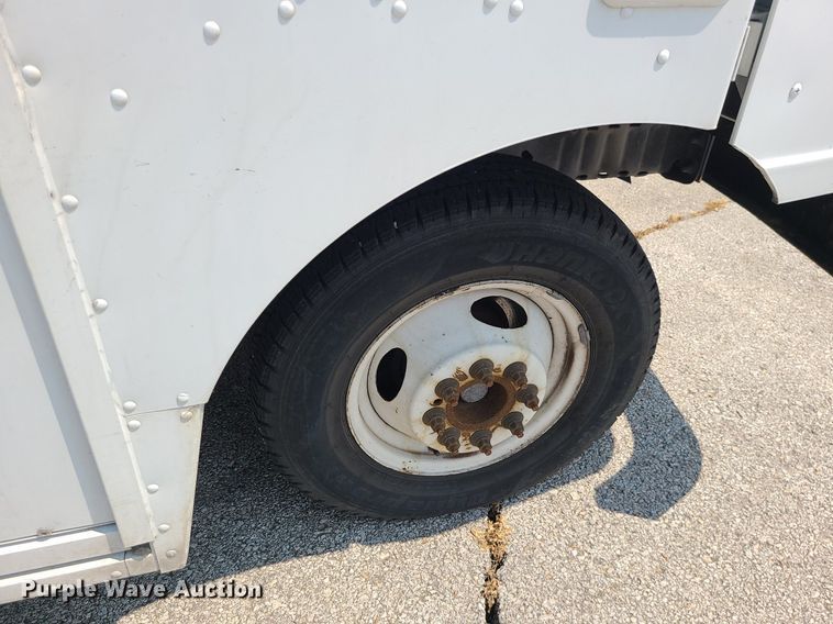 image for item LE9210 2016 Ford Econoline E450  delivery truck