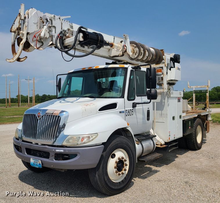 image for item LE9223 2013 International DuraStar 4300  digger derrick truck