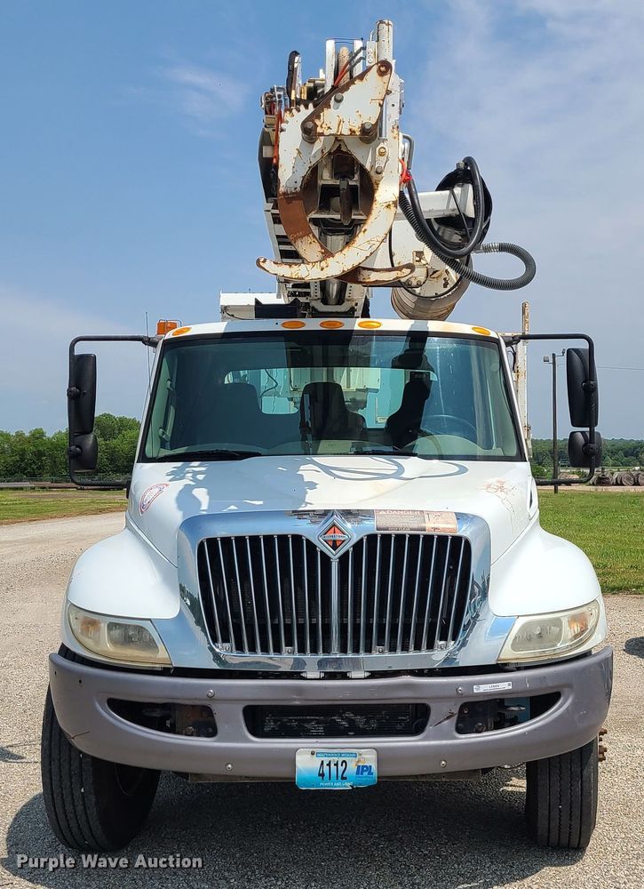 image for item LE9223 2013 International DuraStar 4300  digger derrick truck