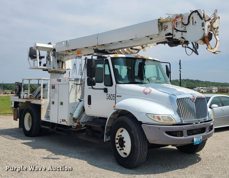 image for item LE9223 2013 International DuraStar 4300  digger derrick truck