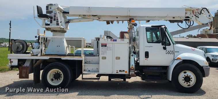 image for item LE9223 2013 International DuraStar 4300  digger derrick truck