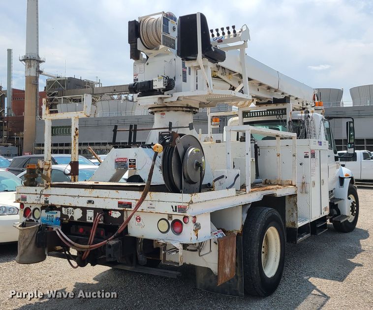 image for item LE9223 2013 International DuraStar 4300  digger derrick truck