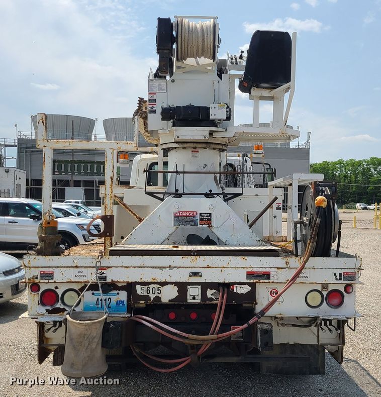 image for item LE9223 2013 International DuraStar 4300  digger derrick truck