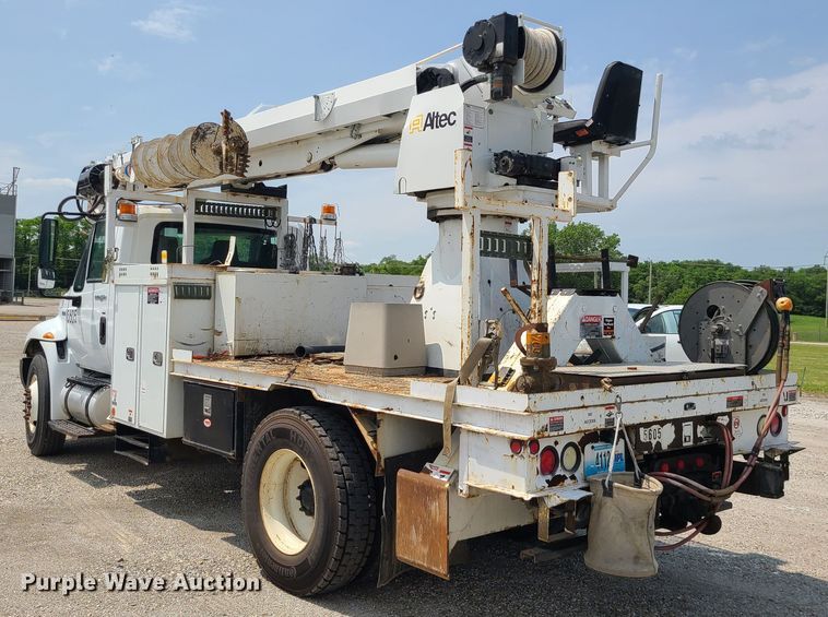 image for item LE9223 2013 International DuraStar 4300  digger derrick truck