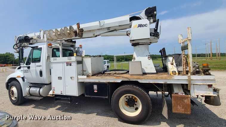 image for item LE9223 2013 International DuraStar 4300  digger derrick truck