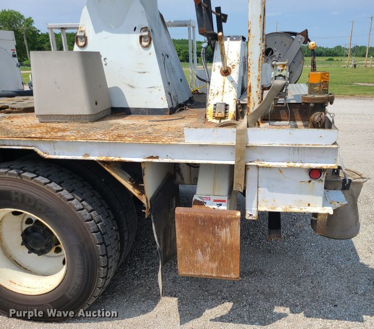 image for item LE9223 2013 International DuraStar 4300  digger derrick truck