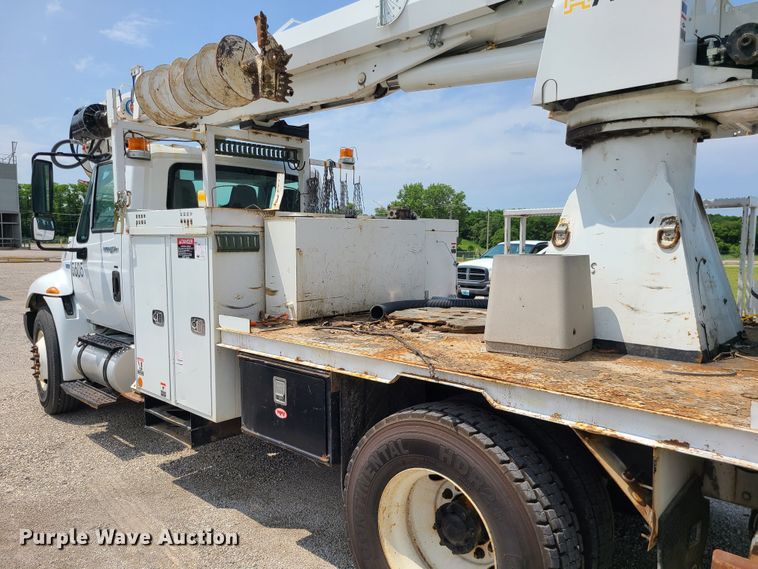 image for item LE9223 2013 International DuraStar 4300  digger derrick truck