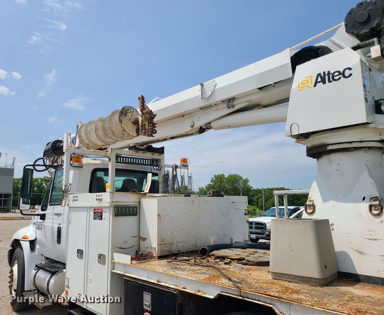 image for item LE9223 2013 International DuraStar 4300  digger derrick truck