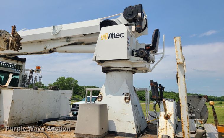 image for item LE9223 2013 International DuraStar 4300  digger derrick truck