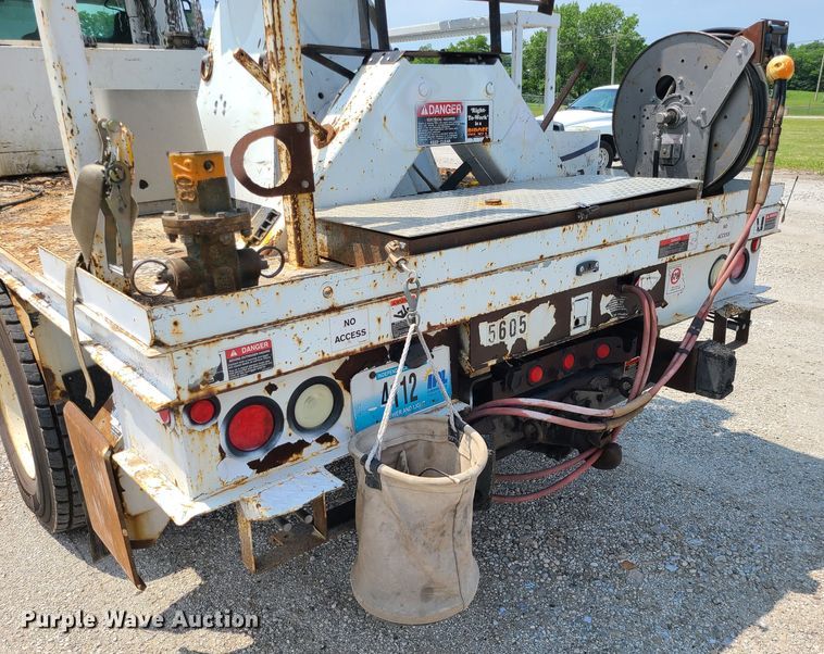 image for item LE9223 2013 International DuraStar 4300  digger derrick truck