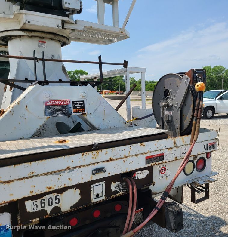 image for item LE9223 2013 International DuraStar 4300  digger derrick truck