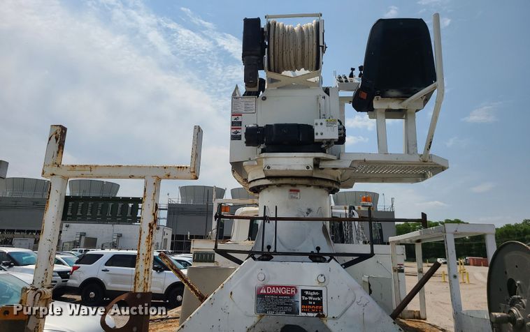 image for item LE9223 2013 International DuraStar 4300  digger derrick truck