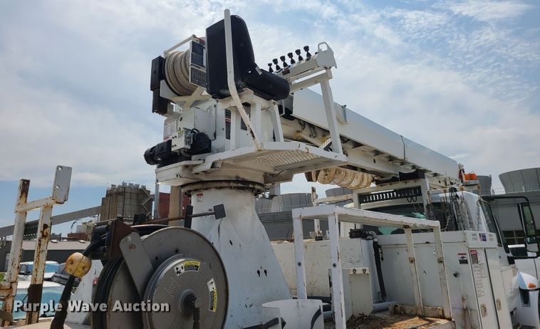 image for item LE9223 2013 International DuraStar 4300  digger derrick truck