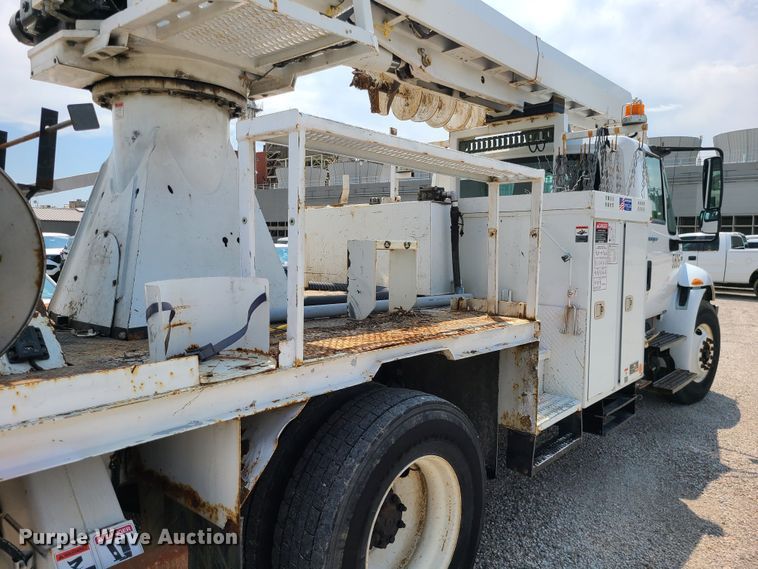 image for item LE9223 2013 International DuraStar 4300  digger derrick truck