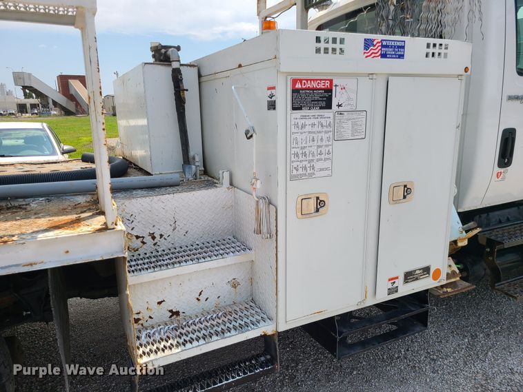 image for item LE9223 2013 International DuraStar 4300  digger derrick truck