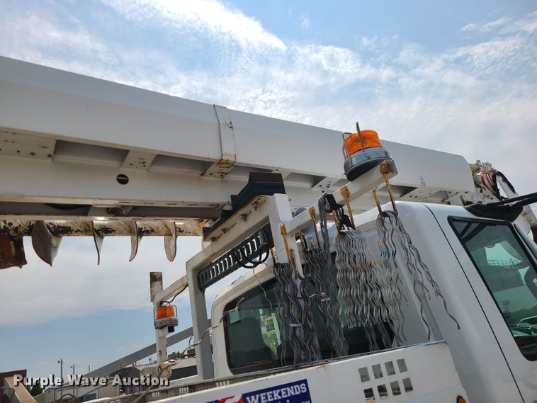 image for item LE9223 2013 International DuraStar 4300  digger derrick truck