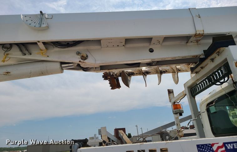 image for item LE9223 2013 International DuraStar 4300  digger derrick truck