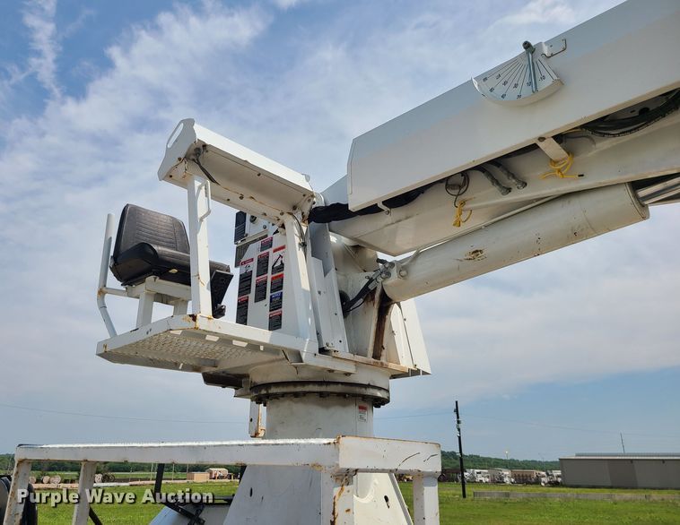 image for item LE9223 2013 International DuraStar 4300  digger derrick truck