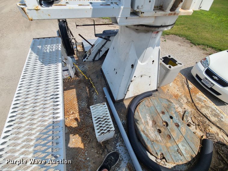 image for item LE9223 2013 International DuraStar 4300  digger derrick truck