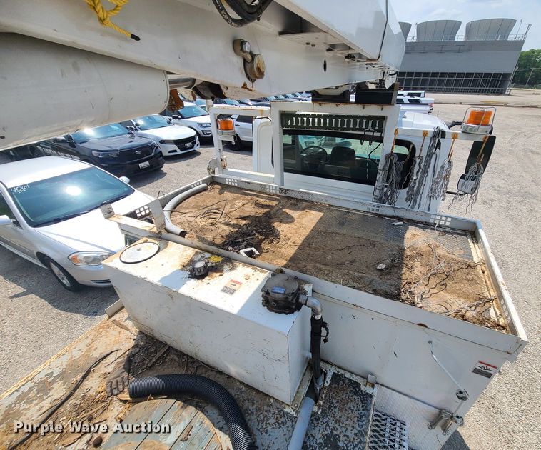 image for item LE9223 2013 International DuraStar 4300  digger derrick truck