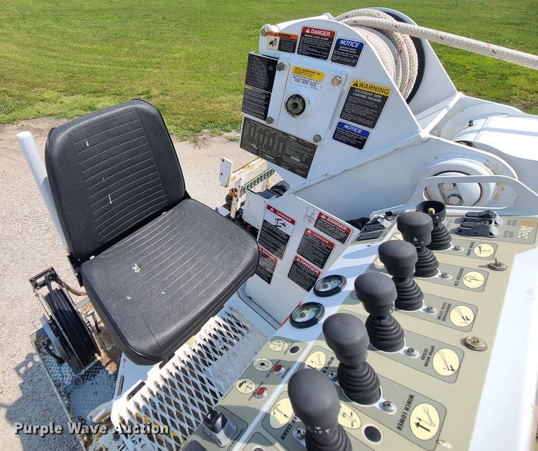 image for item LE9223 2013 International DuraStar 4300  digger derrick truck