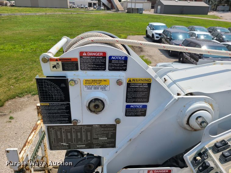 image for item LE9223 2013 International DuraStar 4300  digger derrick truck