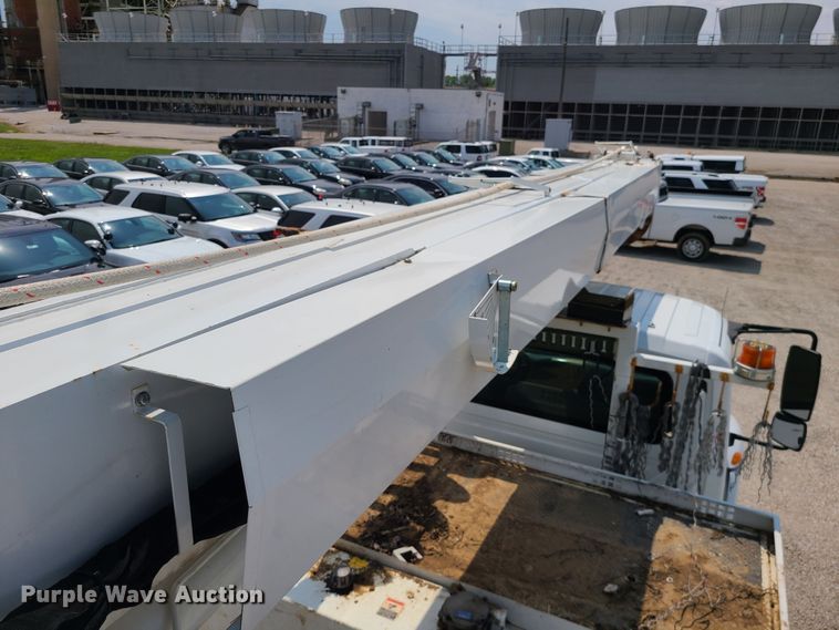 image for item LE9223 2013 International DuraStar 4300  digger derrick truck