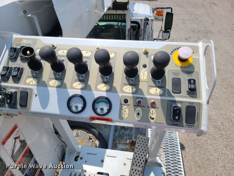 image for item LE9223 2013 International DuraStar 4300  digger derrick truck