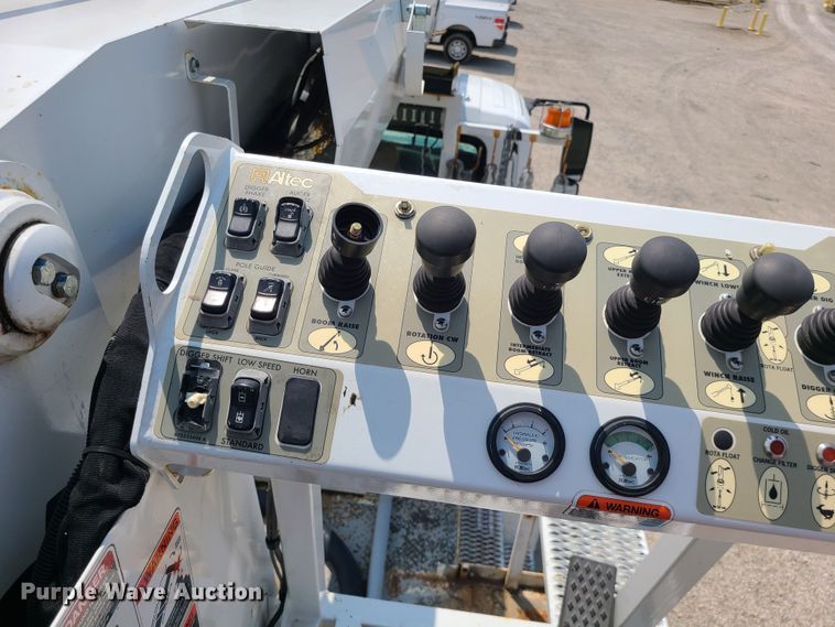 image for item LE9223 2013 International DuraStar 4300  digger derrick truck