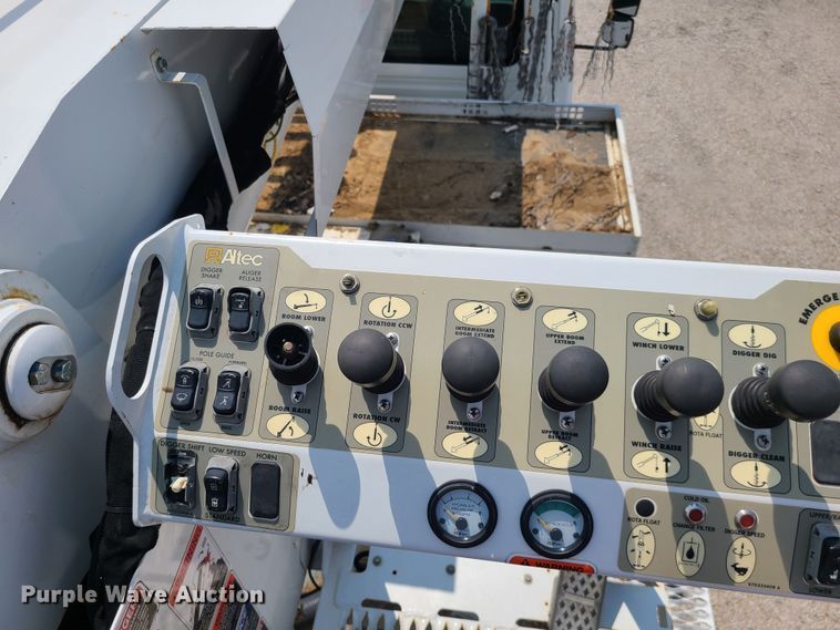 image for item LE9223 2013 International DuraStar 4300  digger derrick truck