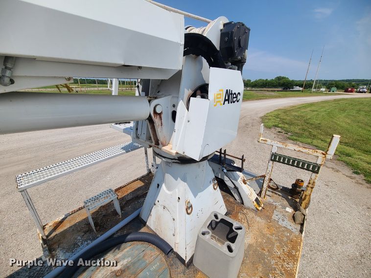 image for item LE9223 2013 International DuraStar 4300  digger derrick truck