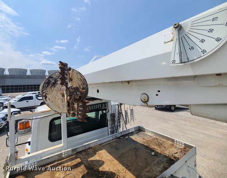 image for item LE9223 2013 International DuraStar 4300  digger derrick truck